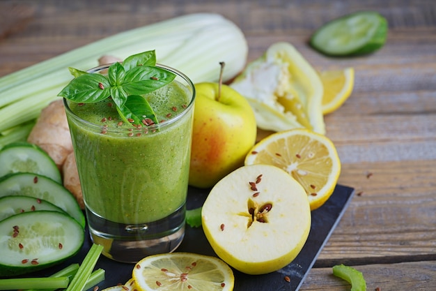 Smoothie de frutas e vegetais na superfície de madeira