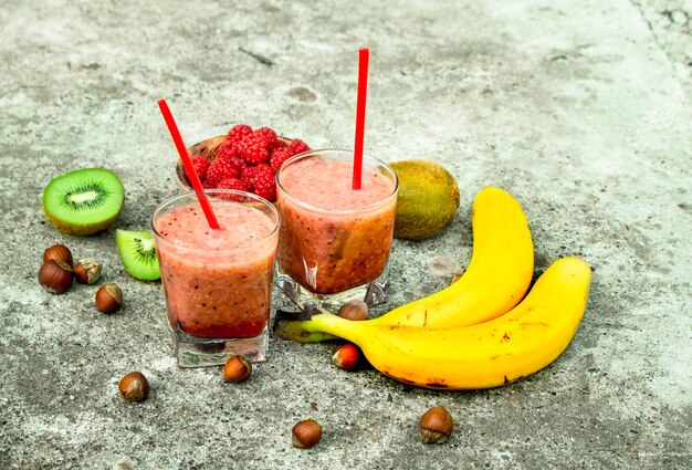 Smoothie de frutas em copos. sobre fundo rústico.