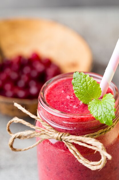 Smoothie de frutas vermelhas com folhas de hortelã