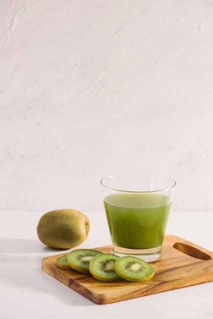 Smoothie de kiwi fresco e saudável em vidro - ponto de foco seletivo