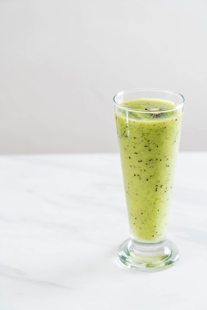 Smoothie de kiwi fresco saudável em vidro