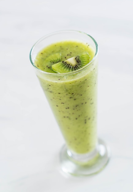 Smoothie de kiwi fresco saudável em vidro