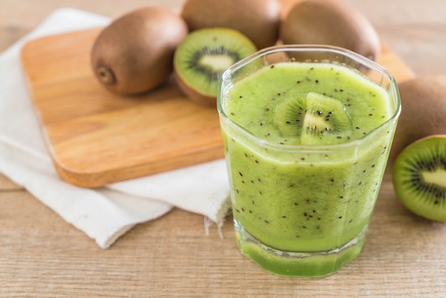 Foto smoothie de kiwi fresco saudável em vidro