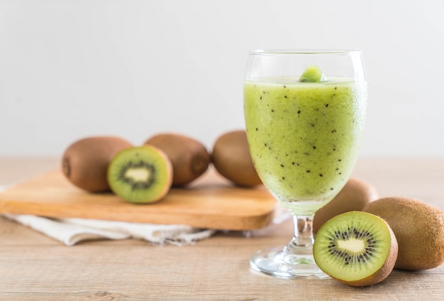 Smoothie de kiwi fresco saudável em vidro