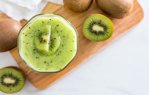 Smoothie de kiwi fresco saudável em vidro