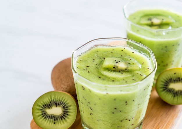 Smoothie de kiwi fresco saudável em vidro