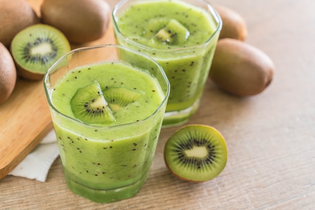 Smoothie de kiwi fresco saudável em vidro