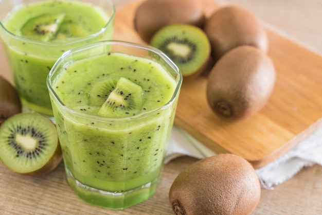 Smoothie de kiwi fresco saudável em vidro