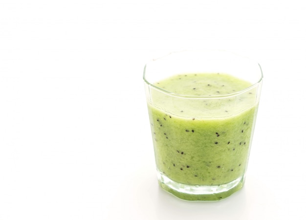 smoothie de kiwi no fundo branco