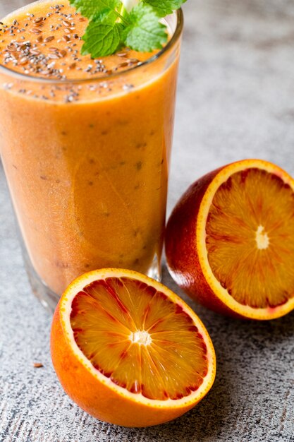 Smoothie de laranja sanguínea com folhas de hortelã