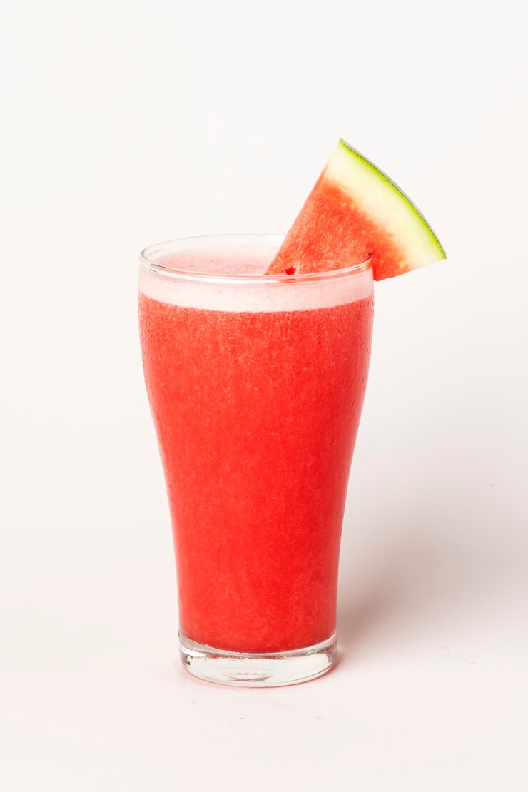 Foto smoothie de melancia fresca em fundo branco