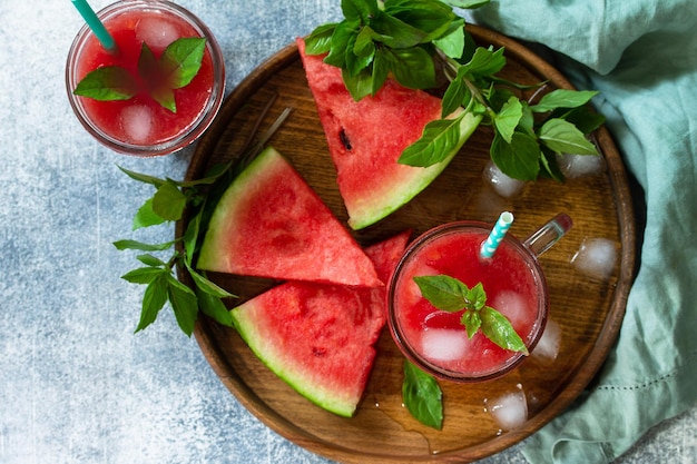 Smoothie de melancia fria de verão Bebida de melancia e fatias de melancia Vista superior Copiar espaço