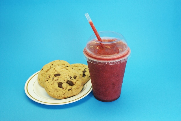 Foto smoothie de morango com bolinhos