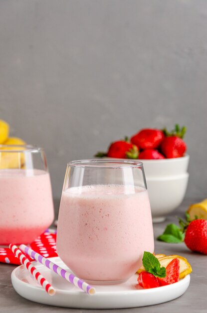 Smoothie de morango com canudos e fatias de fatias de frutas frescas