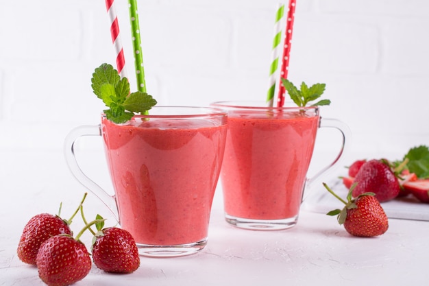 Smoothie de morango com frutas frescas. Comida saudável no café da manhã e lanche