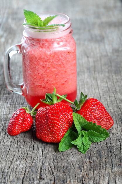 Smoothie de morango com hortelã