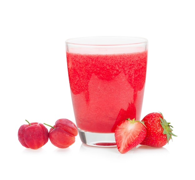 Foto smoothie de morango e frutas cereja isoladas na superfície branca.