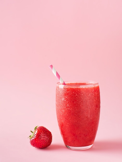 Smoothie de morango e frutas frescas cruas em rosa