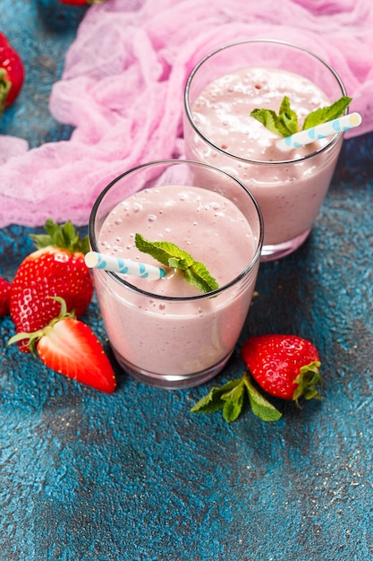 Smoothie de morango em copos