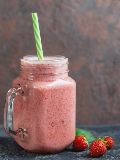 Smoothie de morango em fundo de pedra