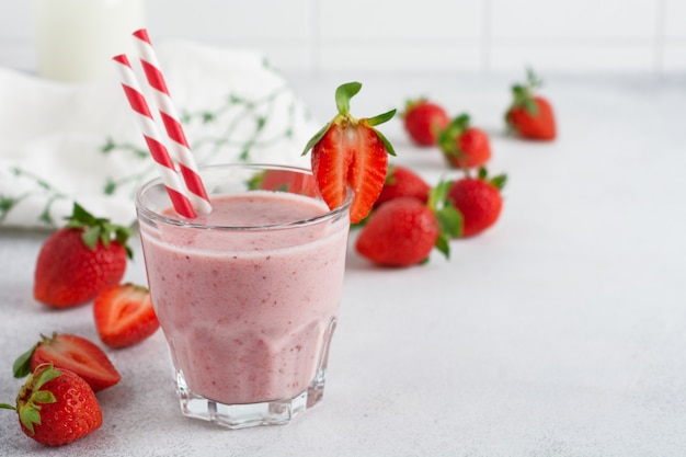 Smoothie de morango ou milkshake com frutas vermelhas e aveia em frasco de vidro