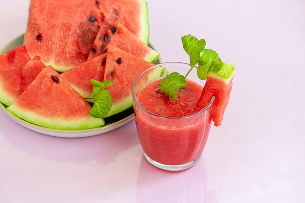 Smoothie de polpa de melancia. Deliciosa melancia fatiada vermelha em um prato. Estoque de fibra e frutose. Conceito de comida de verão.