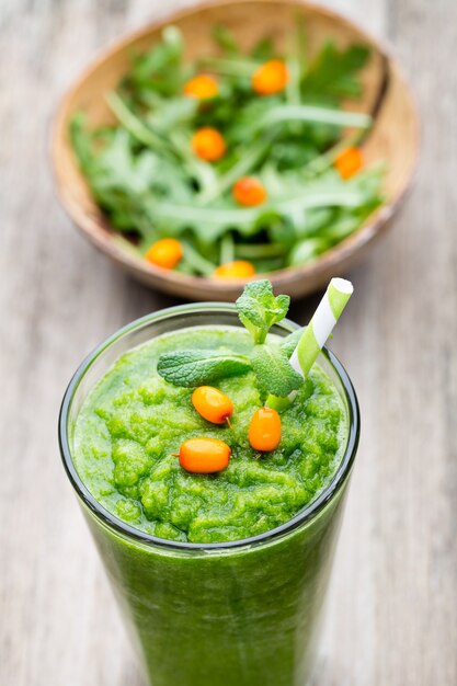 Smoothie de Rucola, na superfície cinza.