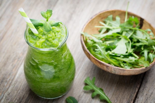 Smoothie de rúcula, na mesa cinza.