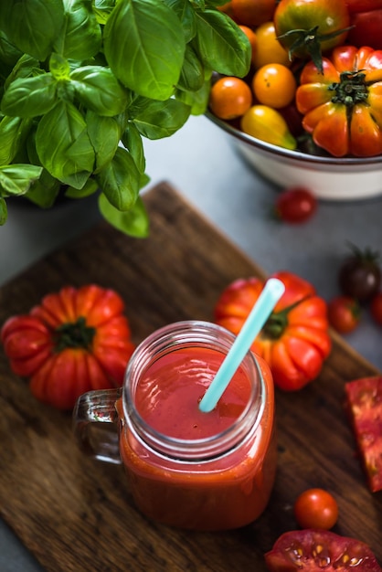 Smoothie de suco de tomate saudável caseiro