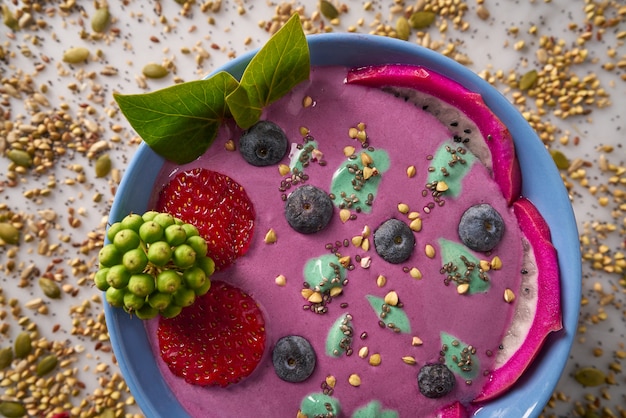 Foto smoothie de tigela de açaí com mirtilo morango chia