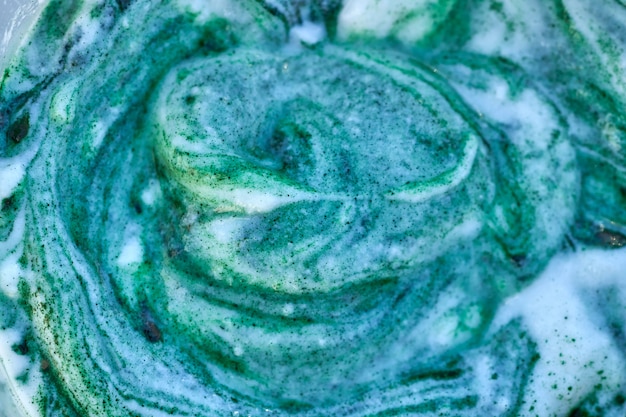 Smoothie de tigela de algas spirulina com mistura de iogurte