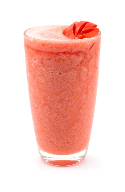 Smoothie de tomate refrescante e saudável com alto teor de vitaminas e licopeno decorado em forma de folha de tomate entalhada