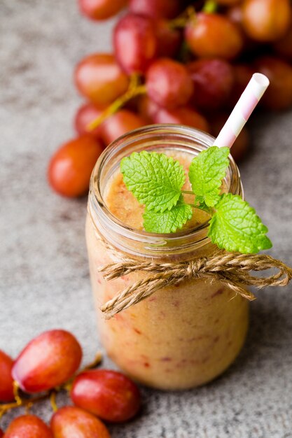 Smoothie de uva em cinza