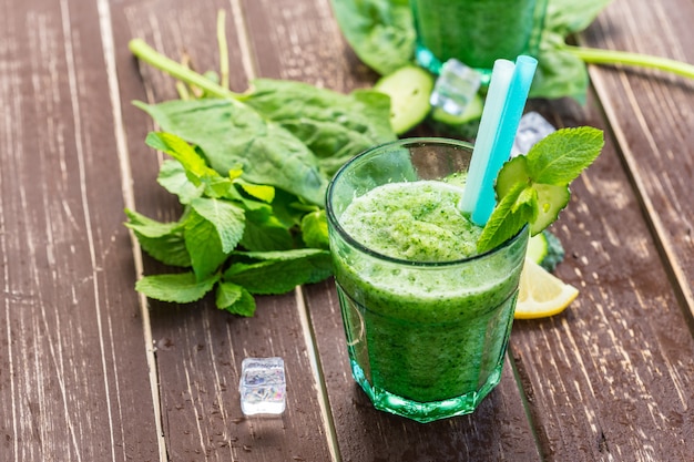 Foto smoothie de vegetais verdes