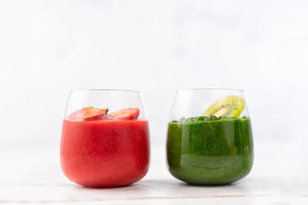 Smoothie de vermelho e verde colorido em dois copos