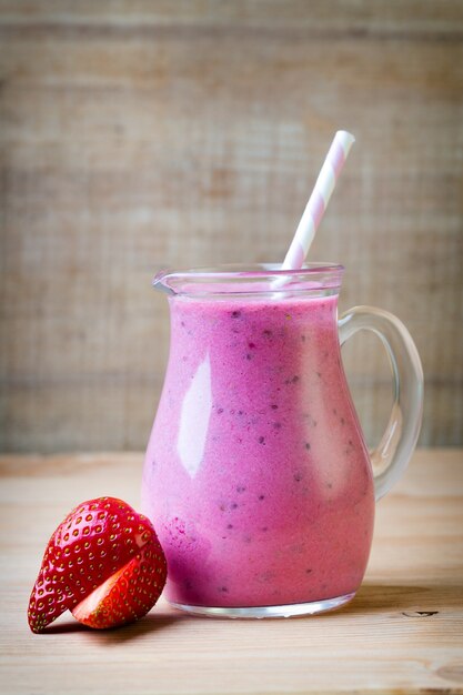 Smoothie delicioso com sementes de chia e morango