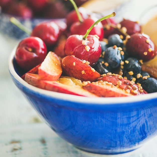 Smoothie-Frühstücksschüssel mit quadratischer Frucht- und Beerenernte