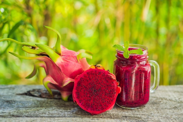 Smoothie de fruta de dragón sobre un fondo de madera