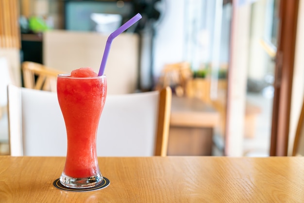 Smoothie-Glas aus Wassermelonenmischung im Café-Restaurant