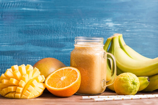 Foto smoothie-glas der vorderansicht mit früchten