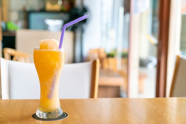 Smoothie-Glas mit Orangensaftmischung im Café-Restaurant