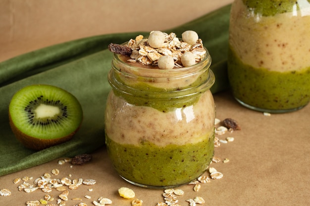 Smoothie im Glas: Banane, Kiwi, Müsli. Gesundes Essen, vegetarisch