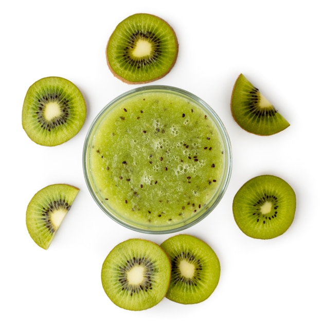 Smoothie in einem Glas mit reifer Kiwi isoliert