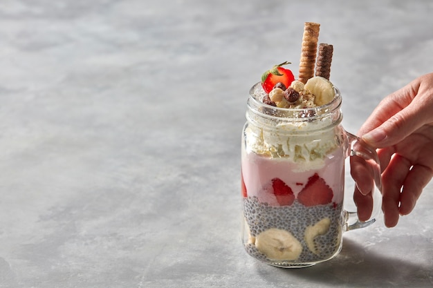 Smoothie in Gläsern mit Früchten Erdbeere, Banane, Blaubeere, Haferflocken und Chia