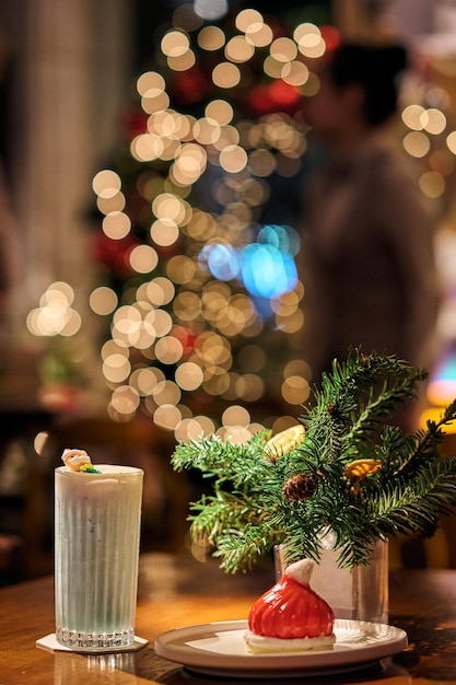 Smoothie in Glasbechern Dunkler Hintergrund mit Girlandenlichtern Bokeh