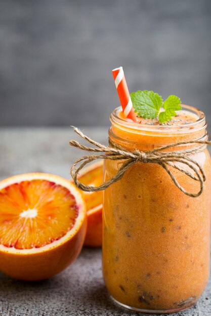 Smoothie, Laranja Vermelha, decoração com folhas de hortelã.