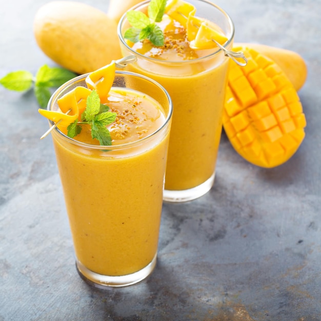 Smoothie de mango en vasos altos
