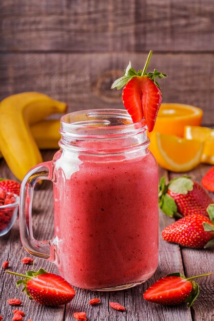 Smoothie misturado com ingredientes.