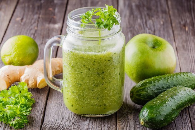 Smoothie misturado com ingredientes.