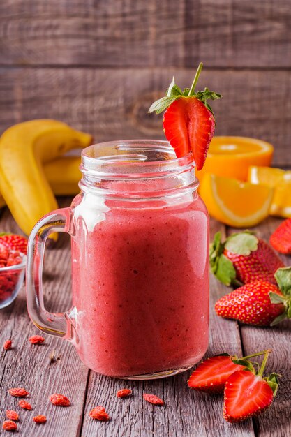 Smoothie misturado com ingredientes.